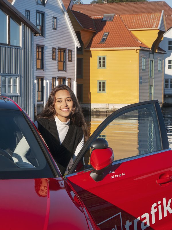 Nadia smiler på vei ut av bil