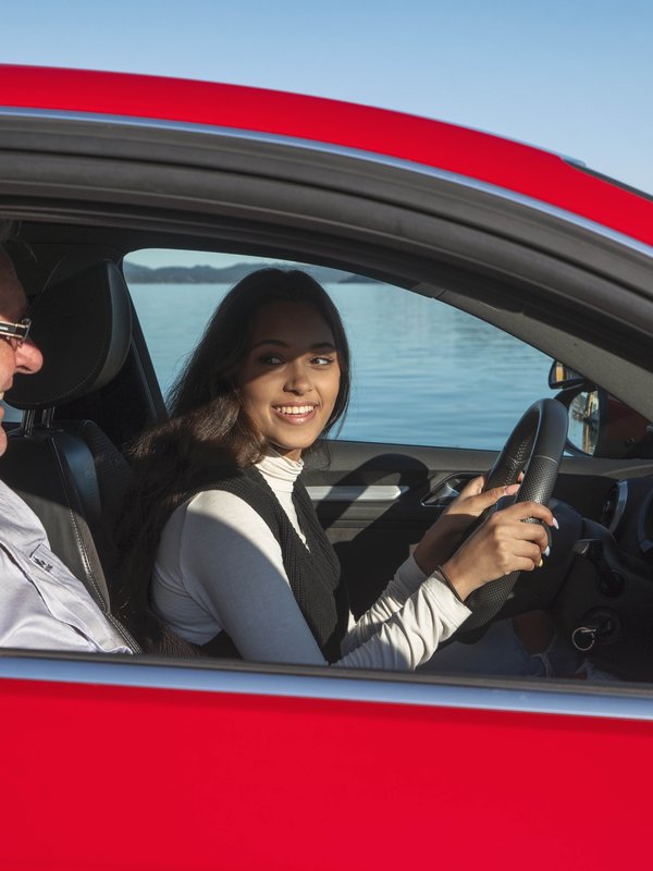 Elev i bil med trafikklærer