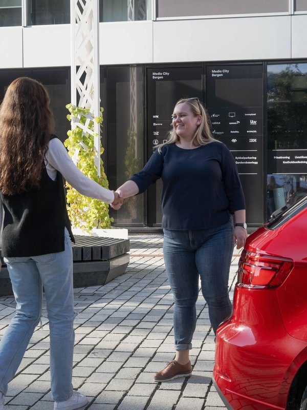 Nadia og Kine håndhilser