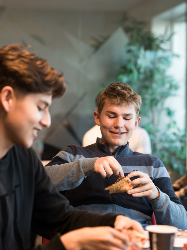 Smilende elever på kurs