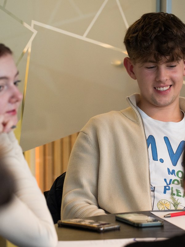 elever rundt bordet på kurs