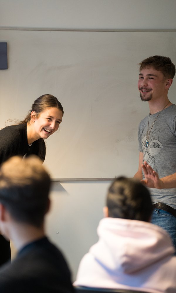 trafikklærer og elev i godt humør på kurs