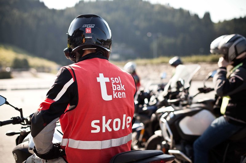 Elev på sykkel før MC kjøretime