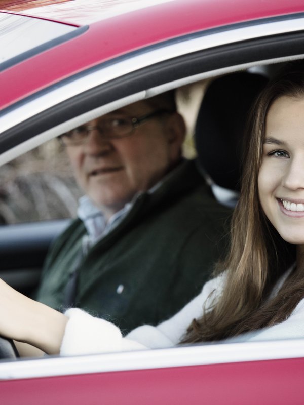 Arne og smilende elev på kjøretime