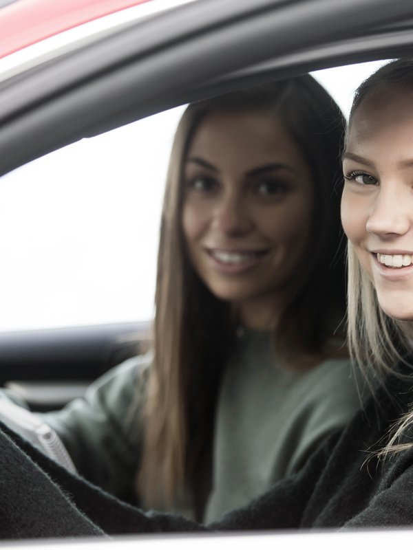 Trafikklærer og elev i bil på kjøretime