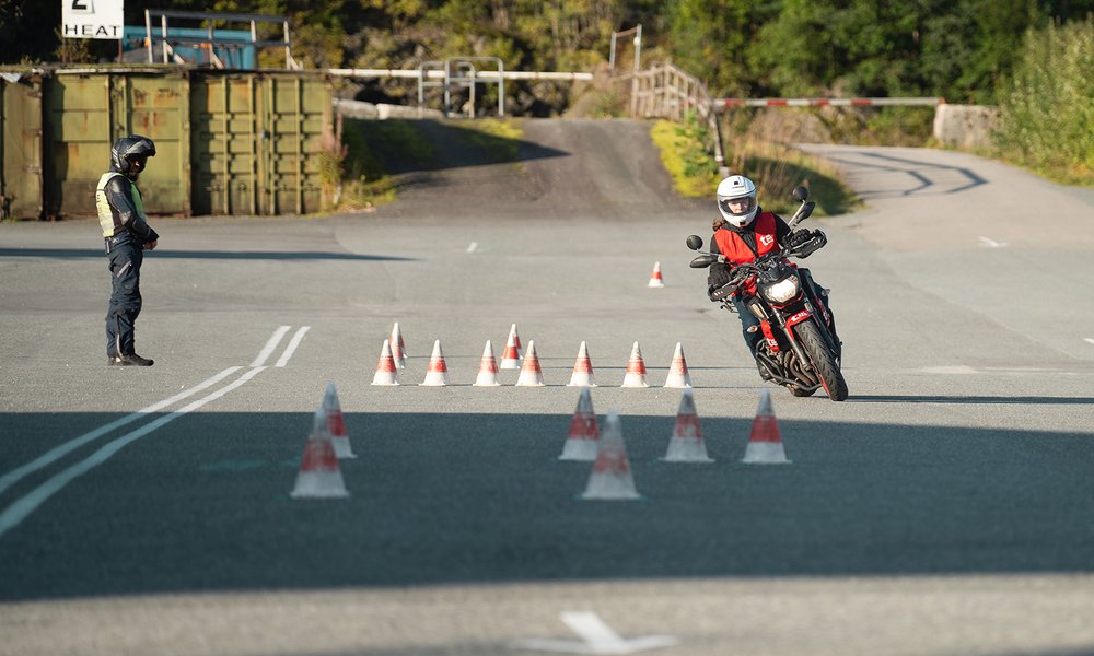 Eleven Anna kjører motorsykkel på bane